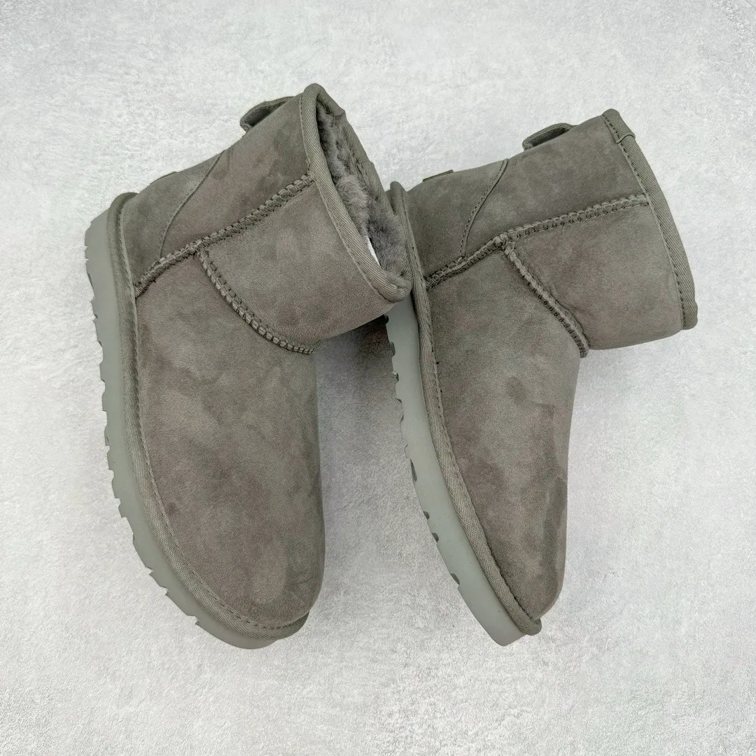 Pick up locally💰520 UGG 6222 Classic short-cut autumn and winter sheepskin and fur integrated snow boots. All shoes are made from the same factory as ZP. Longfeng A-grade Australian imported sheepskin and fur integrated men's and women's boots. Brand OEM production line. Fully follow the ZP process. OEM original pattern maker. Adhering to the principle of no original shoes and no development selection. Pay attention to every detail. The most authentic version on the market. TREADLITE "Light Wing" technology outsole. Lightweight/durable/flexible/pile size: 35 36 37 38 39 40 41 42 43 44 45 Coding: by2936060